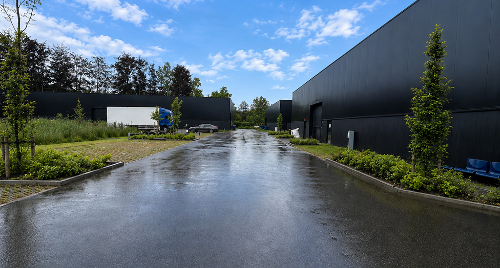 Gelegen langs de Notmeir te Duffel maken deze drie moderne bedrijfsunits deel uit van het recente “Duffel Business Park”, een kwalitatief nieuw KMO-project op een strategische locatie tussen Antwerpen en Brussel.
Het bedrijvenpark bevindt zich tussen