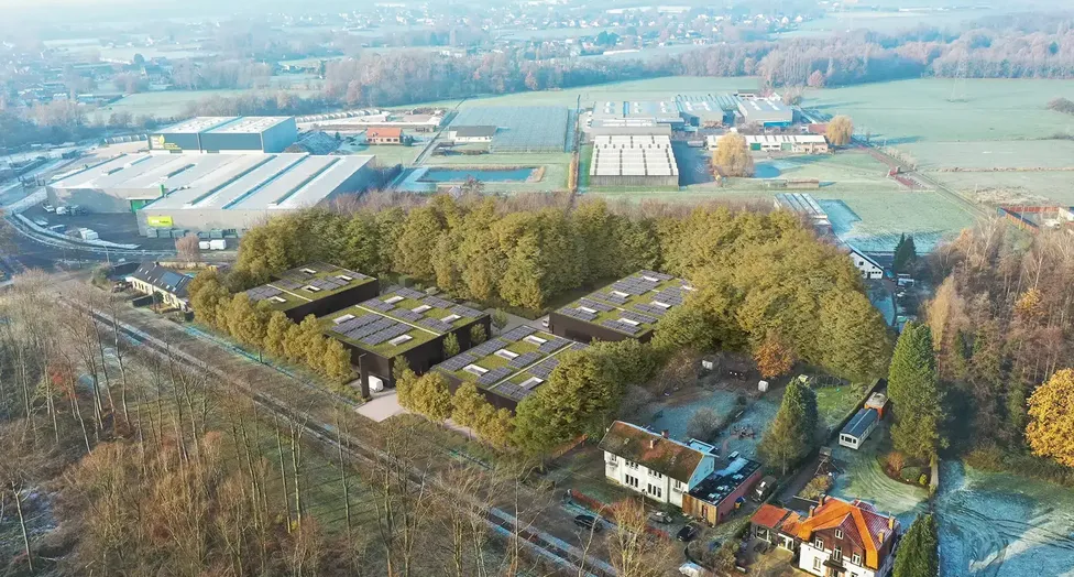 Gelegen langs de Notmeir te Duffel maken deze drie moderne bedrijfsunits deel uit van het recente “Duffel Business Park”, een kwalitatief nieuw KMO-project op een strategische locatie tussen Antwerpen en Brussel.
Het bedrijvenpark bevindt zich tussen
