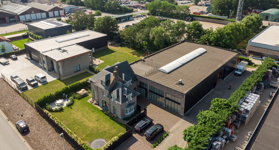 In de Duiventorenstraat te Essen bevindt zich deze unieke vastgoedsite bestaande uit twee naast elkaar gelegen percelen met een totale oppervlakte van maar liefst 5.005 m&sup2;. Dankzij de combinatie van ruime magazijnen, kantoren, showroomruimtes en woongele