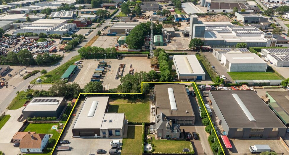 In de Duiventorenstraat te Essen bevindt zich deze unieke vastgoedsite bestaande uit twee naast elkaar gelegen percelen met een totale oppervlakte van maar liefst 5.005 m&sup2;. Dankzij de combinatie van ruime magazijnen, kantoren, showroomruimtes en woongele