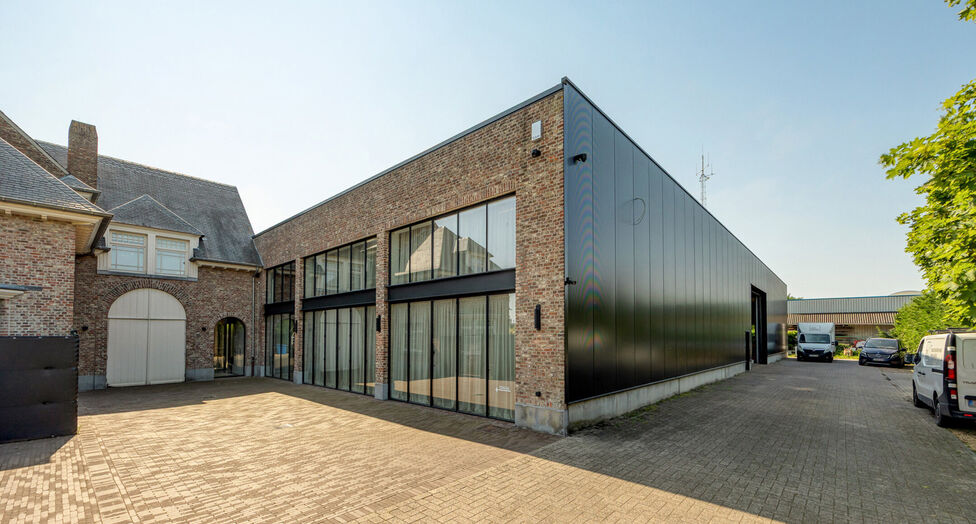 In de Duiventorenstraat te Essen bevindt zich deze unieke vastgoedsite bestaande uit twee naast elkaar gelegen percelen met een totale oppervlakte van maar liefst 5.005 m&sup2;. Dankzij de combinatie van ruime magazijnen, kantoren, showroomruimtes en woongele