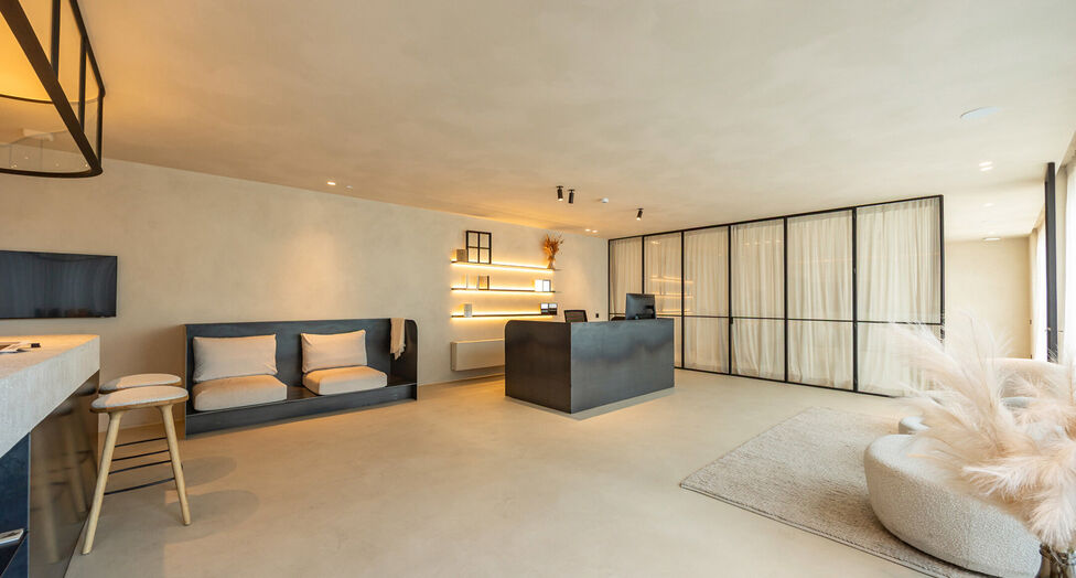 In de Duiventorenstraat te Essen bevindt zich deze unieke vastgoedsite bestaande uit twee naast elkaar gelegen percelen met een totale oppervlakte van maar liefst 5.005 m&sup2;. Dankzij de combinatie van ruime magazijnen, kantoren, showroomruimtes en woongele