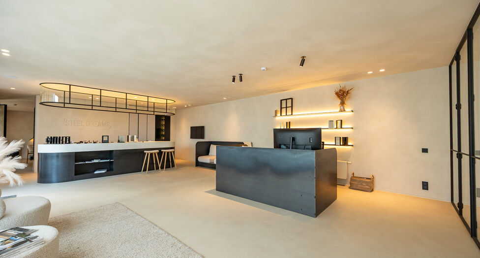 In de Duiventorenstraat te Essen bevindt zich deze unieke vastgoedsite bestaande uit twee naast elkaar gelegen percelen met een totale oppervlakte van maar liefst 5.005 m&sup2;. Dankzij de combinatie van ruime magazijnen, kantoren, showroomruimtes en woongele