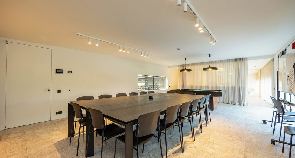 In de Duiventorenstraat te Essen bevindt zich deze unieke vastgoedsite bestaande uit twee naast elkaar gelegen percelen met een totale oppervlakte van maar liefst 5.005 m&sup2;. Dankzij de combinatie van ruime magazijnen, kantoren, showroomruimtes en woongele