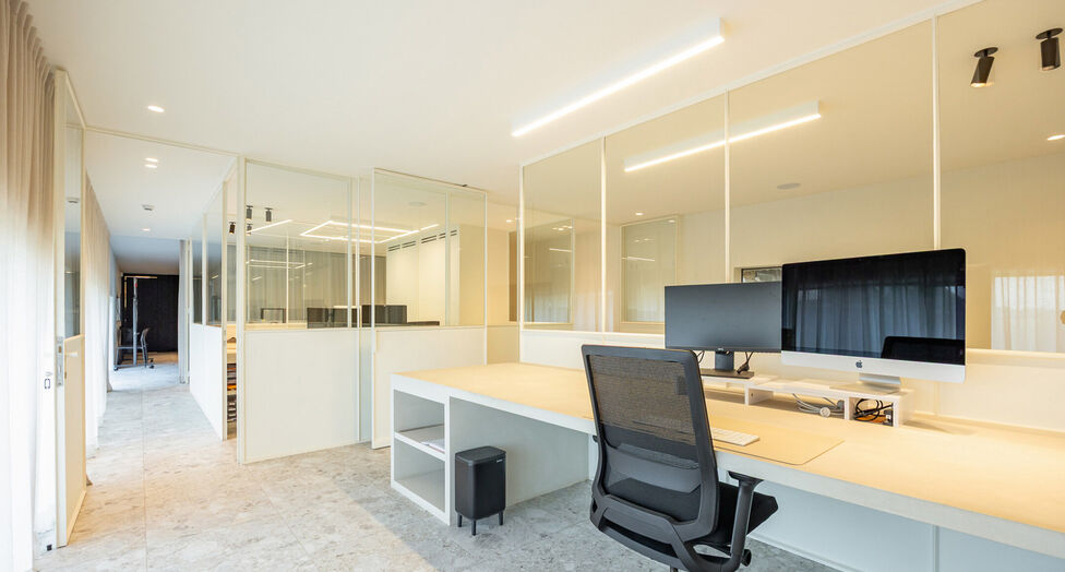 In de Duiventorenstraat te Essen bevindt zich deze unieke vastgoedsite bestaande uit twee naast elkaar gelegen percelen met een totale oppervlakte van maar liefst 5.005 m&sup2;. Dankzij de combinatie van ruime magazijnen, kantoren, showroomruimtes en woongele