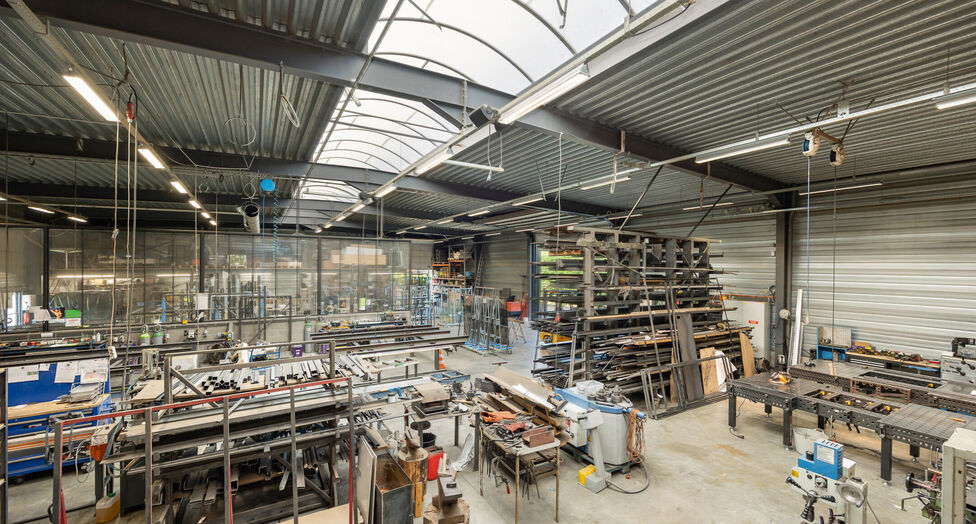 In de Duiventorenstraat te Essen bevindt zich deze unieke vastgoedsite bestaande uit twee naast elkaar gelegen percelen met een totale oppervlakte van maar liefst 5.005 m&sup2;. Dankzij de combinatie van ruime magazijnen, kantoren, showroomruimtes en woongele