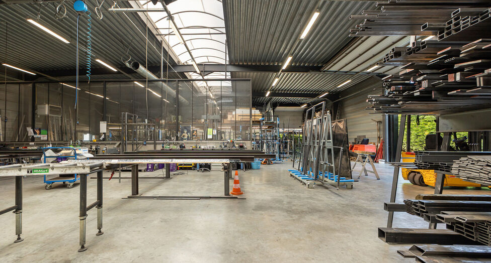In de Duiventorenstraat te Essen bevindt zich deze unieke vastgoedsite bestaande uit twee naast elkaar gelegen percelen met een totale oppervlakte van maar liefst 5.005 m&sup2;. Dankzij de combinatie van ruime magazijnen, kantoren, showroomruimtes en woongele