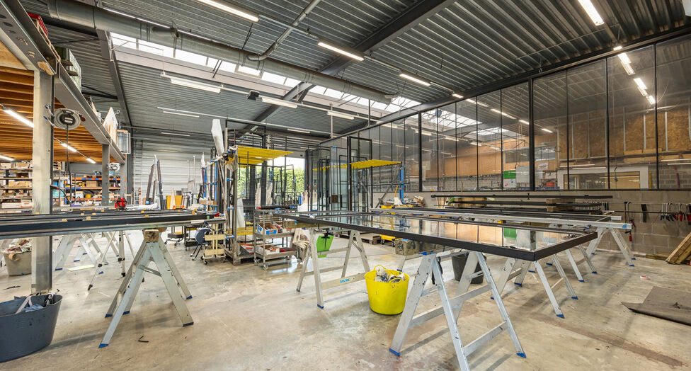 In de Duiventorenstraat te Essen bevindt zich deze unieke vastgoedsite bestaande uit twee naast elkaar gelegen percelen met een totale oppervlakte van maar liefst 5.005 m&sup2;. Dankzij de combinatie van ruime magazijnen, kantoren, showroomruimtes en woongele