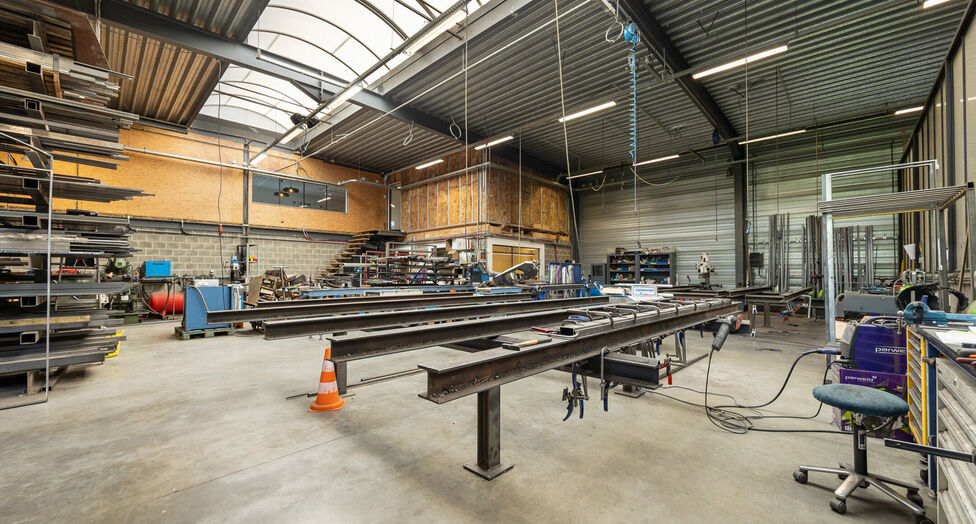 In de Duiventorenstraat te Essen bevindt zich deze unieke vastgoedsite bestaande uit twee naast elkaar gelegen percelen met een totale oppervlakte van maar liefst 5.005 m&sup2;. Dankzij de combinatie van ruime magazijnen, kantoren, showroomruimtes en woongele