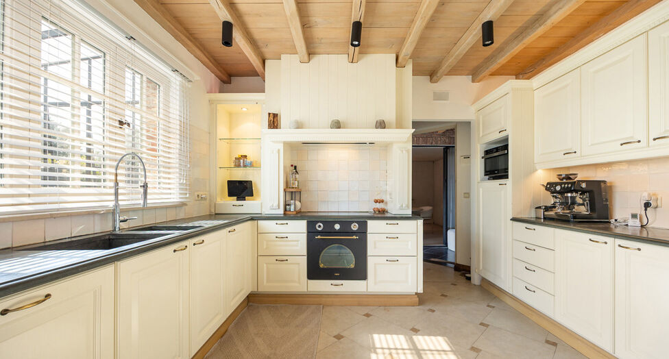 In de Duiventorenstraat te Essen bevindt zich deze unieke vastgoedsite bestaande uit twee naast elkaar gelegen percelen met een totale oppervlakte van maar liefst 5.005 m&sup2;. Dankzij de combinatie van ruime magazijnen, kantoren, showroomruimtes en woongele