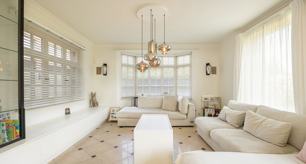 In de Duiventorenstraat te Essen bevindt zich deze unieke vastgoedsite bestaande uit twee naast elkaar gelegen percelen met een totale oppervlakte van maar liefst 5.005 m&sup2;. Dankzij de combinatie van ruime magazijnen, kantoren, showroomruimtes en woongele