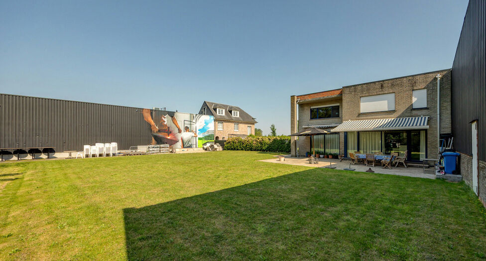 In de Duiventorenstraat te Essen bevindt zich deze unieke vastgoedsite bestaande uit twee naast elkaar gelegen percelen met een totale oppervlakte van maar liefst 5.005 m&sup2;. Dankzij de combinatie van ruime magazijnen, kantoren, showroomruimtes en woongele