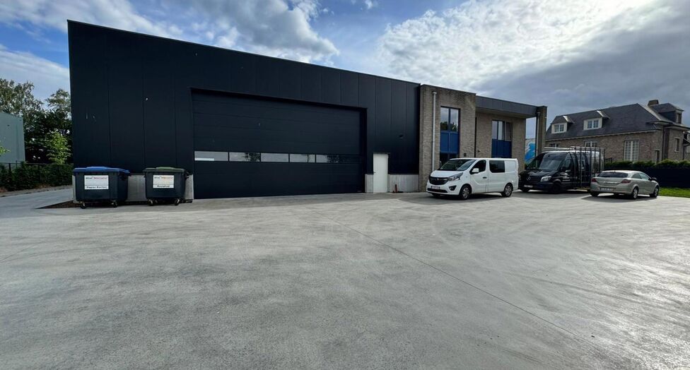 In de Duiventorenstraat te Essen bevindt zich deze unieke vastgoedsite bestaande uit twee naast elkaar gelegen percelen met een totale oppervlakte van maar liefst 5.005 m&sup2;. Dankzij de combinatie van ruime magazijnen, kantoren, showroomruimtes en woongele