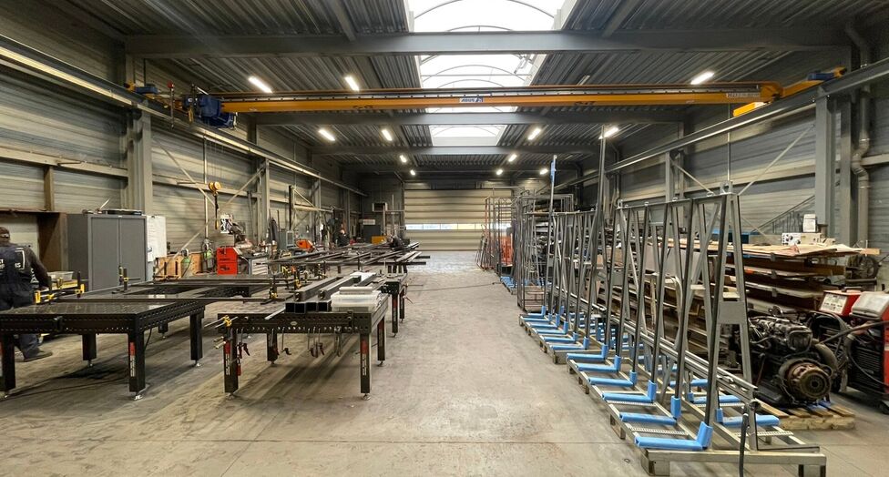 In de Duiventorenstraat te Essen bevindt zich deze unieke vastgoedsite bestaande uit twee naast elkaar gelegen percelen met een totale oppervlakte van maar liefst 5.005 m&sup2;. Dankzij de combinatie van ruime magazijnen, kantoren, showroomruimtes en woongele