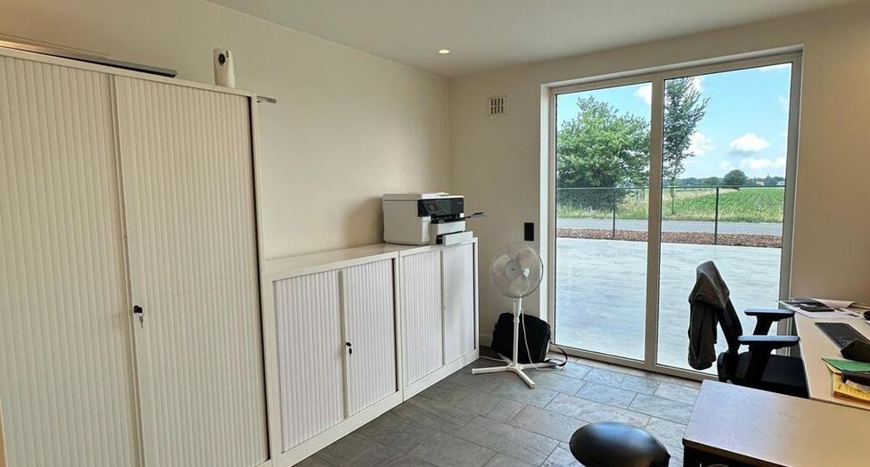 In de Duiventorenstraat te Essen bevindt zich deze unieke vastgoedsite bestaande uit twee naast elkaar gelegen percelen met een totale oppervlakte van maar liefst 5.005 m&sup2;. Dankzij de combinatie van ruime magazijnen, kantoren, showroomruimtes en woongele