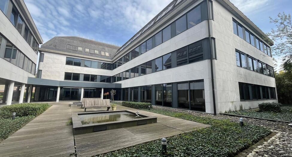 Garden Square is een kwalitatief kantorencomplex in een groene, residenti&euml;le omgeving te Wilrijk, op wandelafstand van De Bist. De site omvat vier gebouwen rond een gemeenschappelijke patio en biedt veel natuurlijk licht en aangename buitenruimtes.

Uits