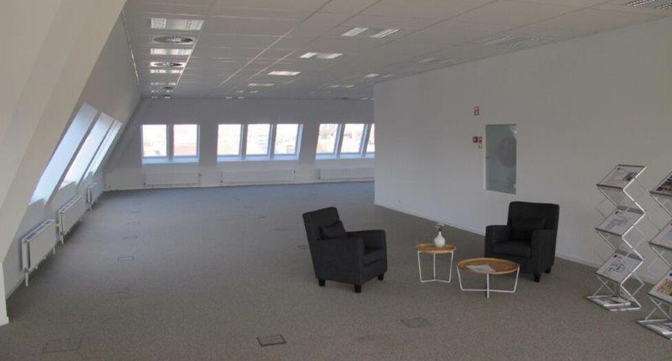 Garden Square is een kwalitatief kantorencomplex in een groene, residenti&euml;le omgeving te Wilrijk, op wandelafstand van De Bist. De site omvat vier gebouwen rond een gemeenschappelijke patio en biedt veel natuurlijk licht en aangename buitenruimtes.

Uits