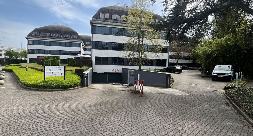 Garden Square is een kwalitatief kantorencomplex in een groene, residenti&euml;le omgeving te Wilrijk, op wandelafstand van De Bist. De site omvat vier gebouwen rond een gemeenschappelijke patio en biedt veel natuurlijk licht en aangename buitenruimtes.

Uits