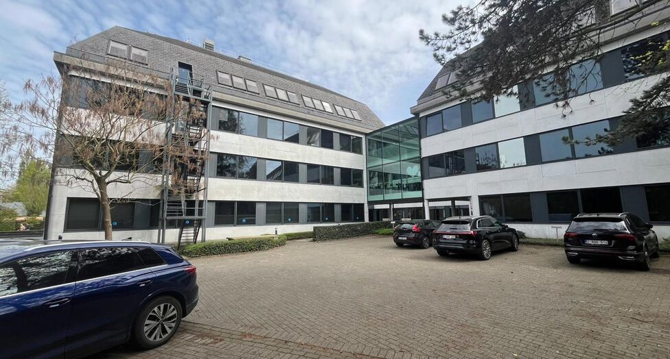 Garden Square is een kwalitatief kantorencomplex in een groene, residenti&euml;le omgeving te Wilrijk, op wandelafstand van De Bist. De site omvat vier gebouwen rond een gemeenschappelijke patio en biedt veel natuurlijk licht en aangename buitenruimtes.

Uits