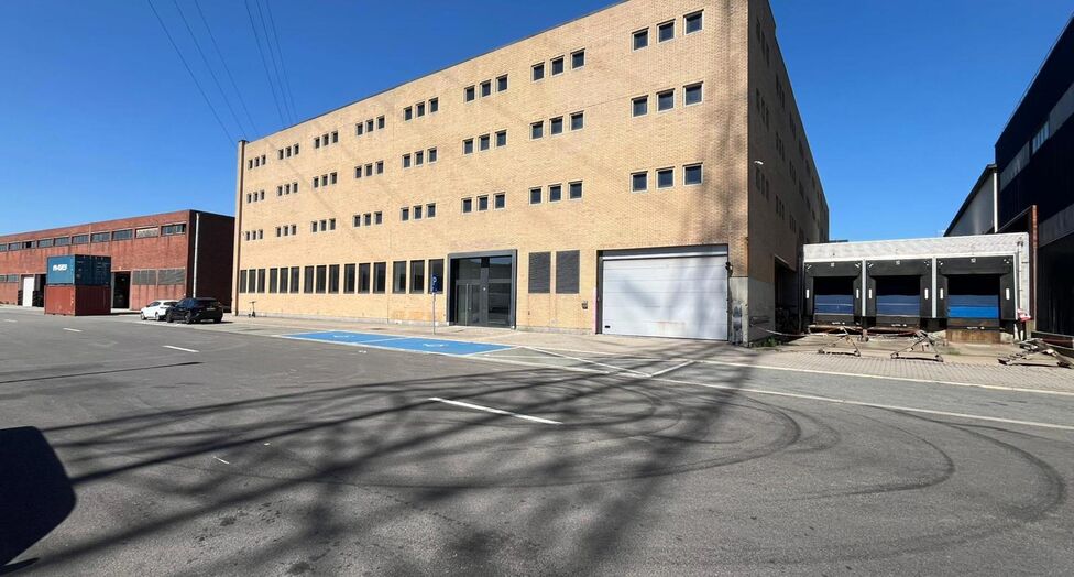 Op een strategische locatie aan de Noorderlaan te Antwerpen, vlakbij de haven en belangrijke ontsluitingswegen, bieden wij twee opslagverdiepingen aan van telkens ca. 2.300 m².
Beide verdiepingen zijn bereikbaar via twee functionele goederenliften.
Ide
