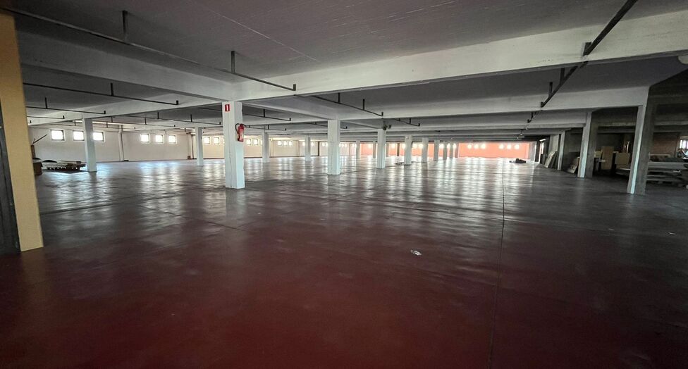 Op een strategische locatie aan de Noorderlaan te Antwerpen, vlakbij de haven en belangrijke ontsluitingswegen, bieden wij twee opslagverdiepingen aan van telkens ca. 2.300 m².
Beide verdiepingen zijn bereikbaar via twee functionele goederenliften.
Ide