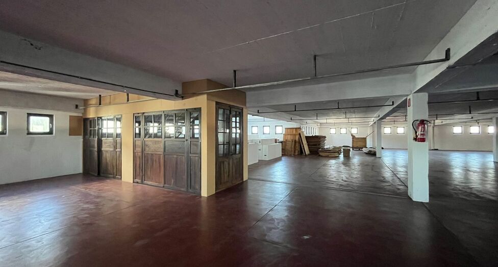 Op een strategische locatie aan de Noorderlaan te Antwerpen, vlakbij de haven en belangrijke ontsluitingswegen, bieden wij twee opslagverdiepingen aan van telkens ca. 2.300 m².
Beide verdiepingen zijn bereikbaar via twee functionele goederenliften.
Ide