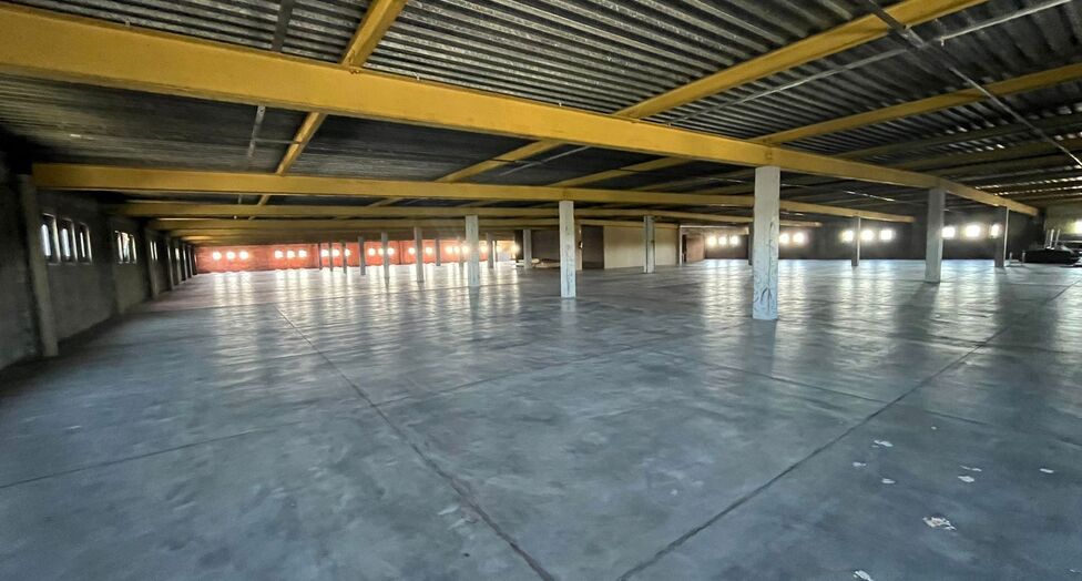 Op een strategische locatie aan de Noorderlaan te Antwerpen, vlakbij de haven en belangrijke ontsluitingswegen, bieden wij twee opslagverdiepingen aan van telkens ca. 2.300 m².
Beide verdiepingen zijn bereikbaar via twee functionele goederenliften.
Ide