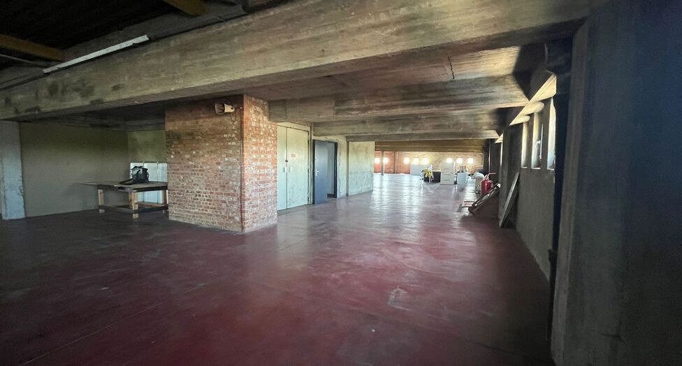 Op een strategische locatie aan de Noorderlaan te Antwerpen, vlakbij de haven en belangrijke ontsluitingswegen, bieden wij twee opslagverdiepingen aan van telkens ca. 2.300 m².
Beide verdiepingen zijn bereikbaar via twee functionele goederenliften.
Ide