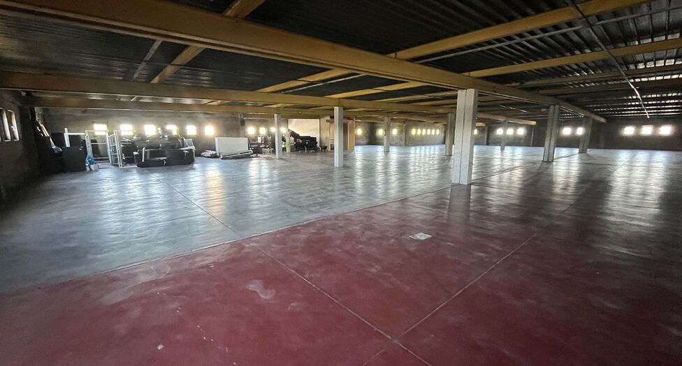 Op een strategische locatie aan de Noorderlaan te Antwerpen, vlakbij de haven en belangrijke ontsluitingswegen, bieden wij twee opslagverdiepingen aan van telkens ca. 2.300 m².
Beide verdiepingen zijn bereikbaar via twee functionele goederenliften.
Ide