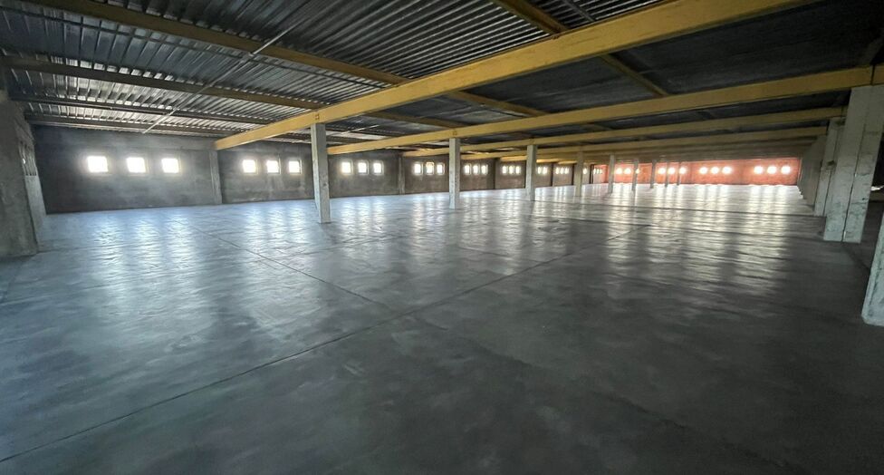 Op een strategische locatie aan de Noorderlaan te Antwerpen, vlakbij de haven en belangrijke ontsluitingswegen, bieden wij twee opslagverdiepingen aan van telkens ca. 2.300 m².
Beide verdiepingen zijn bereikbaar via twee functionele goederenliften.
Ide