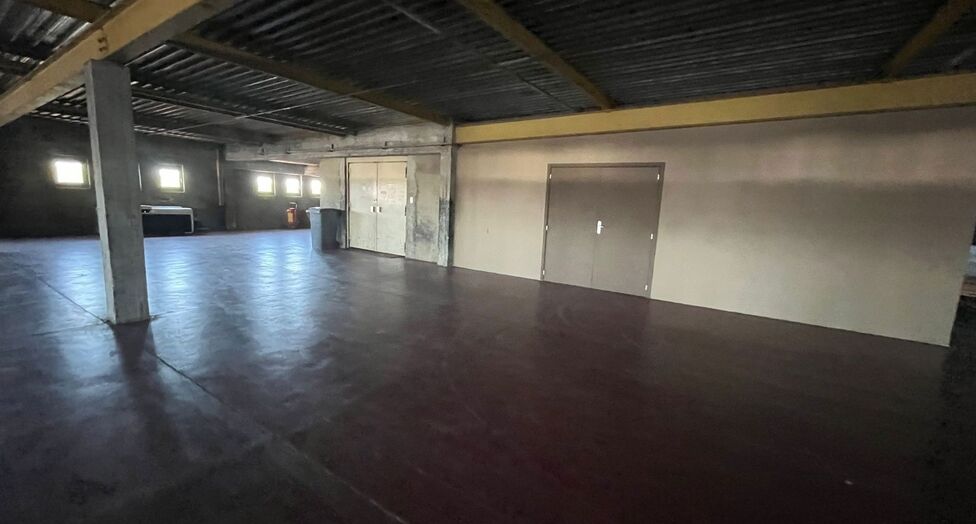 Op een strategische locatie aan de Noorderlaan te Antwerpen, vlakbij de haven en belangrijke ontsluitingswegen, bieden wij twee opslagverdiepingen aan van telkens ca. 2.300 m².
Beide verdiepingen zijn bereikbaar via twee functionele goederenliften.
Ide