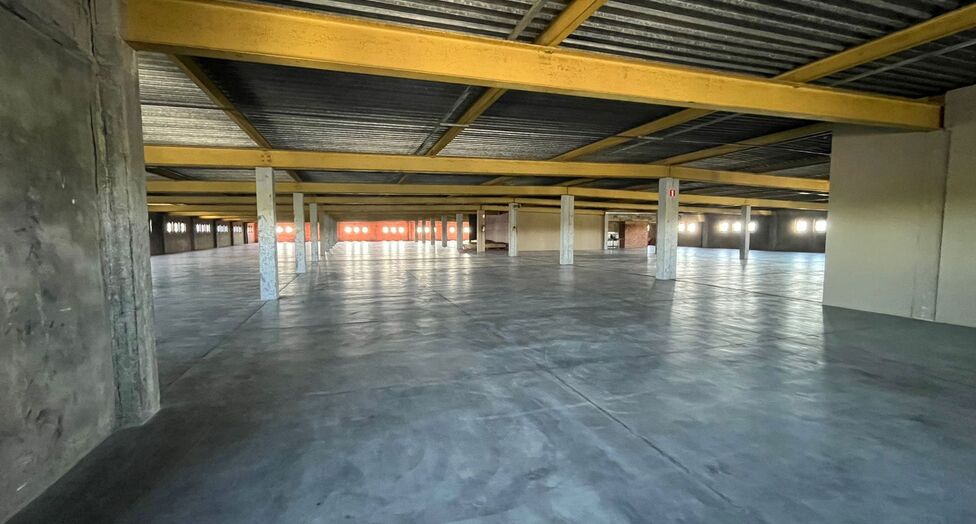 Op een strategische locatie aan de Noorderlaan te Antwerpen, vlakbij de haven en belangrijke ontsluitingswegen, bieden wij twee opslagverdiepingen aan van telkens ca. 2.300 m².
Beide verdiepingen zijn bereikbaar via twee functionele goederenliften.
Ide
