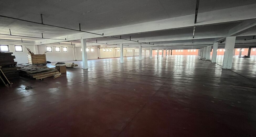 Op een strategische locatie aan de Noorderlaan te Antwerpen, vlakbij de haven en belangrijke ontsluitingswegen, bieden wij twee opslagverdiepingen aan van telkens ca. 2.300 m².
Beide verdiepingen zijn bereikbaar via twee functionele goederenliften.
Ide
