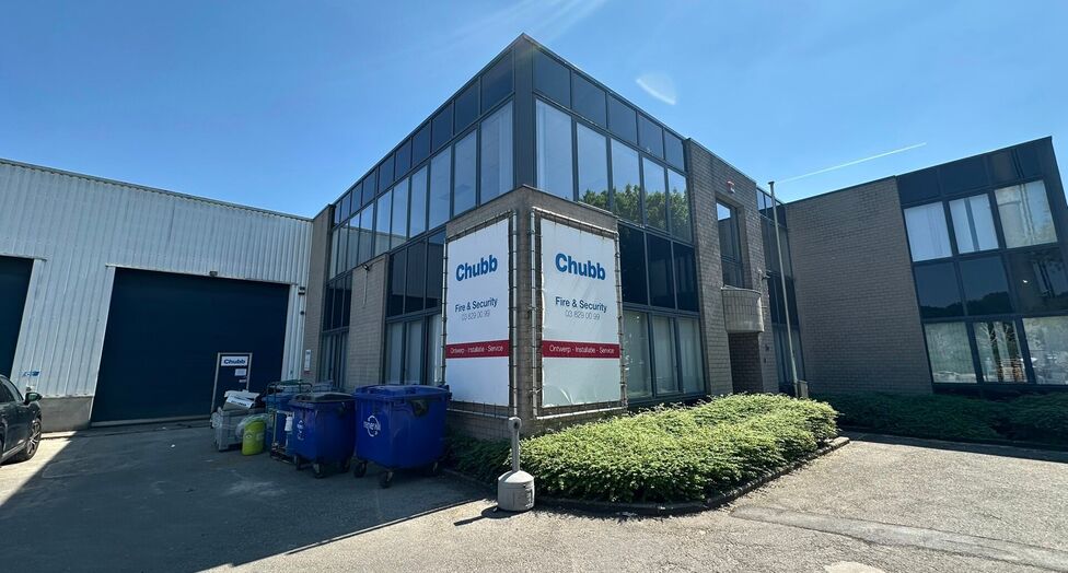 Het betreft de verhuur van een representatieve bedrijfsunit op een zeer centrale locatie te Aartselaar, met een vlotte verbinding naar de A12. 

Momenteel worden er 2 KMO-units te huur aangeboden.

Unit 'G' omvat ca. 730 m&sup2;, bestaande uit 430 m&sup2; opslagr