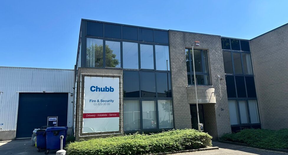 Het betreft de verhuur van een representatieve bedrijfsunit op een zeer centrale locatie te Aartselaar, met een vlotte verbinding naar de A12. 

Momenteel worden er 2 KMO-units te huur aangeboden.

Unit 'G' omvat ca. 730 m&sup2;, bestaande uit 430 m&sup2; opslagr