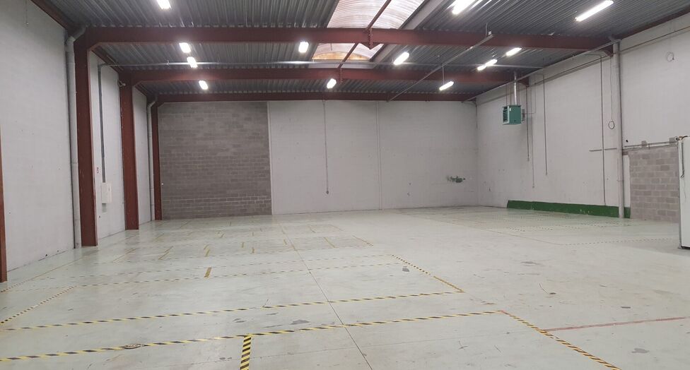 Het betreft de verhuur van een representatieve bedrijfsunit op een zeer centrale locatie te Aartselaar, met een vlotte verbinding naar de A12. 

Momenteel worden er 2 KMO-units te huur aangeboden.

Unit 'G' omvat ca. 730 m&sup2;, bestaande uit 430 m&sup2; opslagr