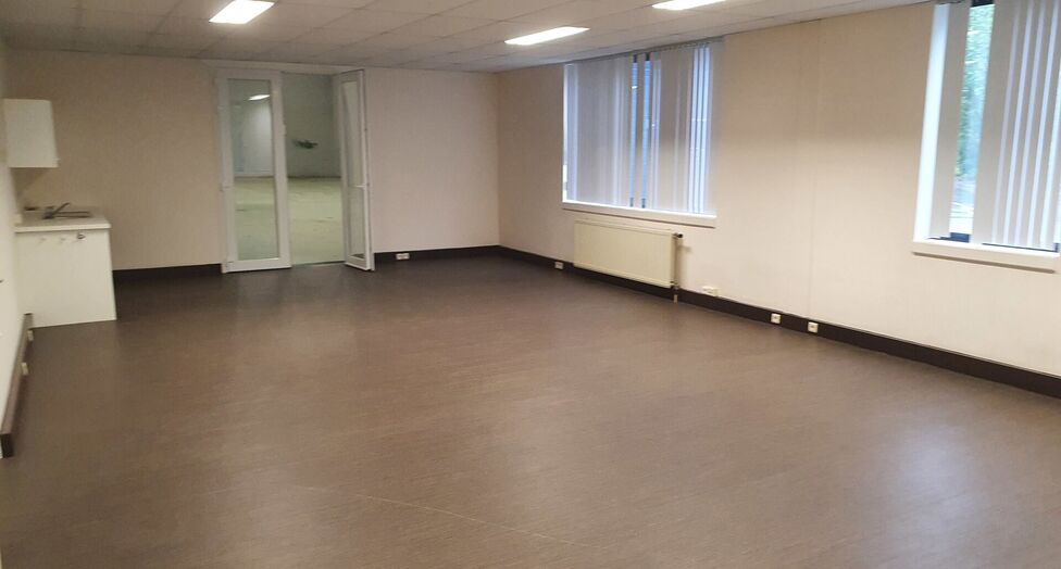 Het betreft de verhuur van een representatieve bedrijfsunit op een zeer centrale locatie te Aartselaar, met een vlotte verbinding naar de A12. 

Momenteel worden er 2 KMO-units te huur aangeboden.

Unit 'G' omvat ca. 730 m&sup2;, bestaande uit 430 m&sup2; opslagr