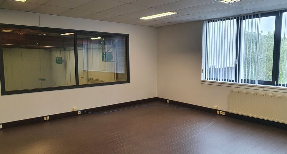 Het betreft de verhuur van een representatieve bedrijfsunit op een zeer centrale locatie te Aartselaar, met een vlotte verbinding naar de A12. 

Momenteel worden er 2 KMO-units te huur aangeboden.

Unit 'G' omvat ca. 730 m&sup2;, bestaande uit 430 m&sup2; opslagr