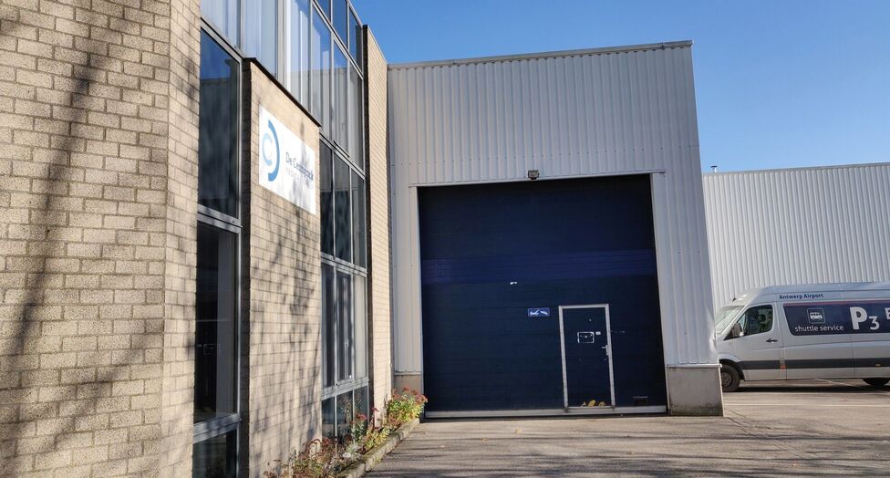 Het betreft de verhuur van een representatieve bedrijfsunit op een zeer centrale locatie te Aartselaar, met een vlotte verbinding naar de A12. 

Momenteel worden er 2 KMO-units te huur aangeboden.

Unit 'G' omvat ca. 730 m&sup2;, bestaande uit 430 m&sup2; opslagr