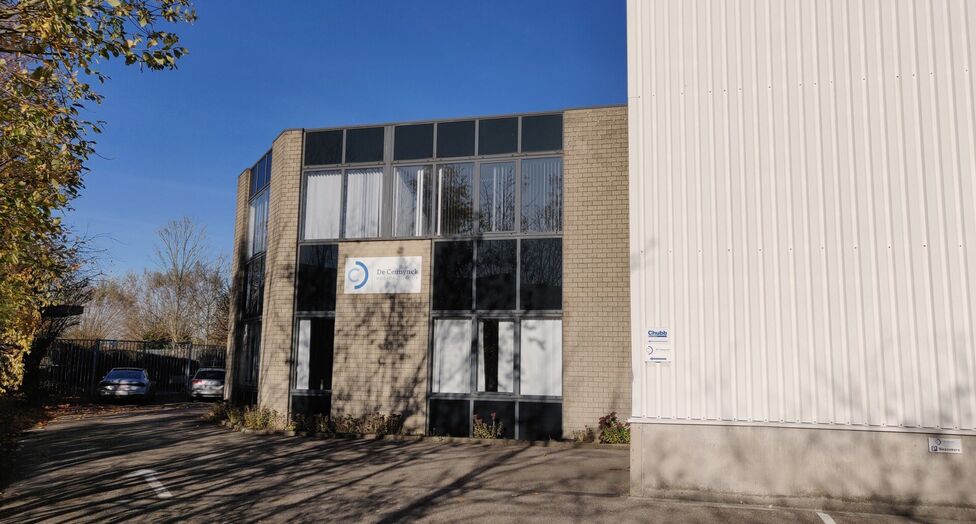 Het betreft de verhuur van een representatieve bedrijfsunit op een zeer centrale locatie te Aartselaar, met een vlotte verbinding naar de A12. 

Momenteel worden er 2 KMO-units te huur aangeboden.

Unit 'G' omvat ca. 730 m&sup2;, bestaande uit 430 m&sup2; opslagr