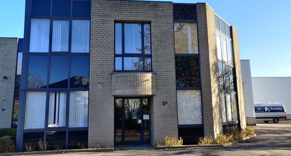 Het betreft de verhuur van een representatieve bedrijfsunit op een zeer centrale locatie te Aartselaar, met een vlotte verbinding naar de A12. 

Momenteel worden er 2 KMO-units te huur aangeboden.

Unit 'G' omvat ca. 730 m&sup2;, bestaande uit 430 m&sup2; opslagr