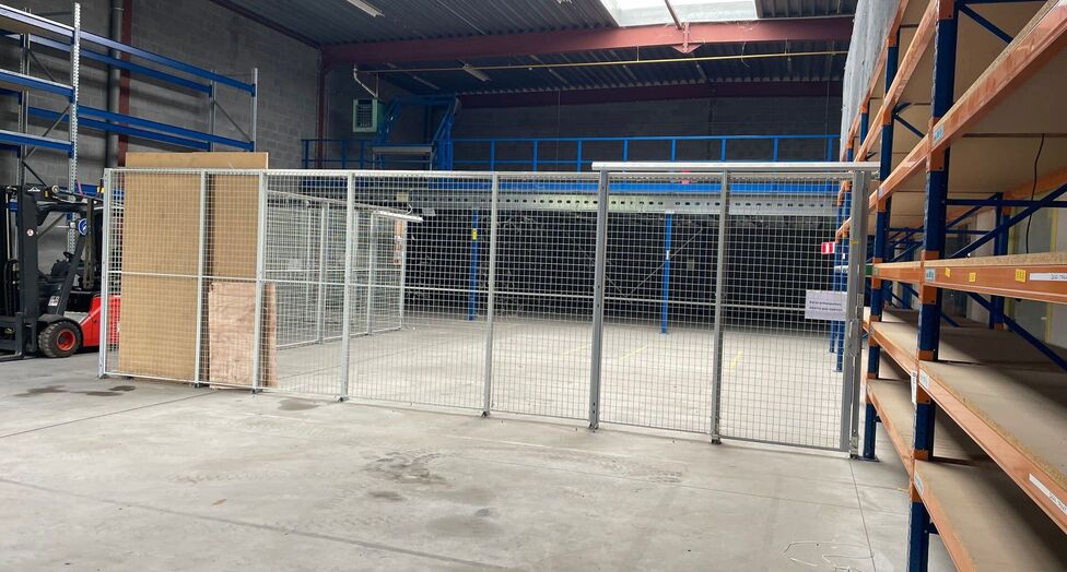 Het betreft de verhuur van een representatieve bedrijfsunit op een zeer centrale locatie te Aartselaar, met een vlotte verbinding naar de A12. 

Momenteel worden er 2 KMO-units te huur aangeboden.

Unit 'G' omvat ca. 730 m&sup2;, bestaande uit 430 m&sup2; opslagr