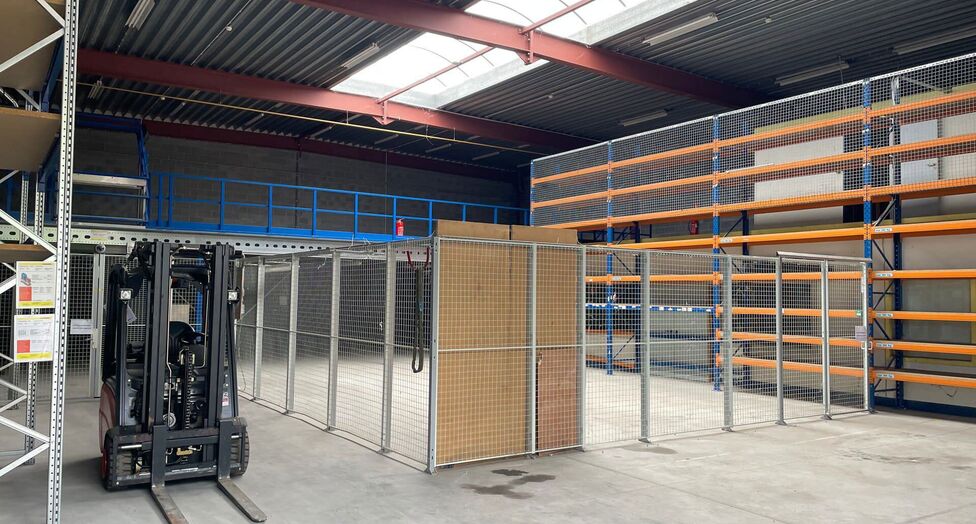 Het betreft de verhuur van een representatieve bedrijfsunit op een zeer centrale locatie te Aartselaar, met een vlotte verbinding naar de A12. 

Momenteel worden er 2 KMO-units te huur aangeboden.

Unit 'G' omvat ca. 730 m&sup2;, bestaande uit 430 m&sup2; opslagr
