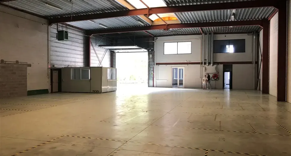 Het betreft de verhuur van een representatieve bedrijfsunit op een zeer centrale locatie te Aartselaar, met een vlotte verbinding naar de A12. 

Momenteel worden er 2 KMO-units te huur aangeboden.

Unit 'G' omvat ca. 730 m&sup2;, bestaande uit 430 m&sup2; opslagr