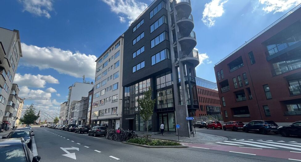 Op een uitstekende zichtlocatie in Mechelen, in de Leopoldstraat, bevindt zich dit hedendaags gebouw, bestaande uit drie afzonderlijk te verwerven entiteiten.

Het gebouw omvat een commercieel gelijkvloers en twee bovenliggende verdiepingen, elk ingericht