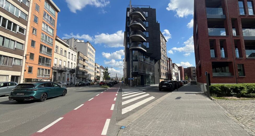 Op een uitstekende zichtlocatie in Mechelen, in de Leopoldstraat, bevindt zich dit hedendaags gebouw, bestaande uit drie afzonderlijk te verwerven entiteiten.

Het gebouw omvat een commercieel gelijkvloers en twee bovenliggende verdiepingen, elk ingericht