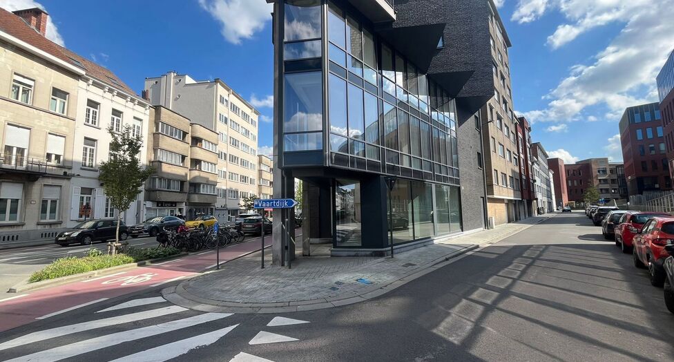 Op een uitstekende zichtlocatie in Mechelen, in de Leopoldstraat, bevindt zich dit hedendaags gebouw, bestaande uit drie afzonderlijk te verwerven entiteiten.

Het gebouw omvat een commercieel gelijkvloers en twee bovenliggende verdiepingen, elk ingericht