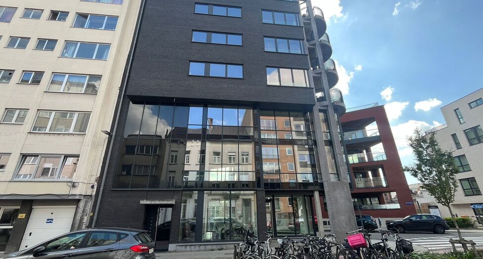Op een uitstekende zichtlocatie in Mechelen, in de Leopoldstraat, bevindt zich dit hedendaags gebouw, bestaande uit drie afzonderlijk te verwerven entiteiten.

Het gebouw omvat een commercieel gelijkvloers en twee bovenliggende verdiepingen, elk ingericht