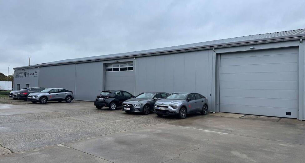 Op een strategische locatie in Antwerpen-Ekeren, vlak bij het op- en afrittencomplex van de A12, bieden wij dit bedrijfsgebouw te huur aan. Het pand is gelegen in agrarisch gebied en beschikt over een vergunning voor passieve opslag.

Het gebouw omvat cir