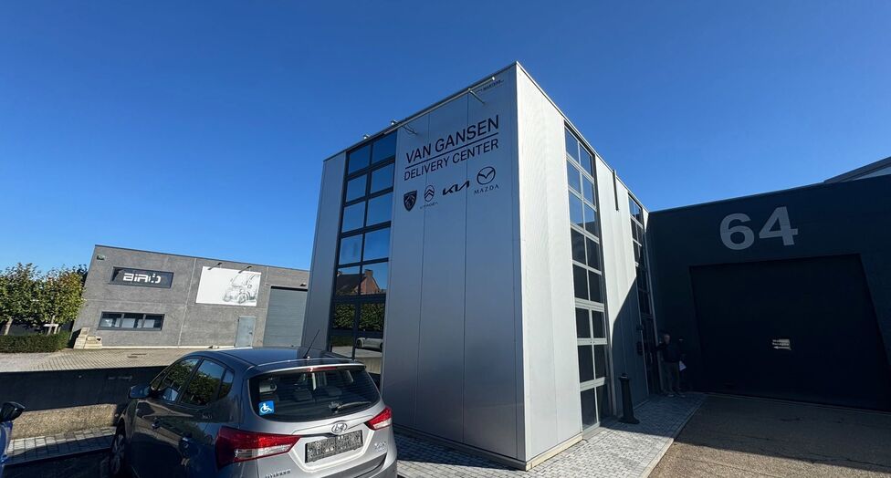 Op een strategische locatie in Antwerpen-Ekeren, vlak bij het op- en afrittencomplex van de A12, bieden wij dit bedrijfsgebouw te huur aan. Het pand is gelegen in agrarisch gebied en beschikt over een vergunning voor passieve opslag.

Het gebouw omvat cir